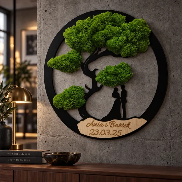 Obraz z Mchu Chrobotka Personalizowany - Para młoda pod drzewem bonsai z Grawerem 7.webp