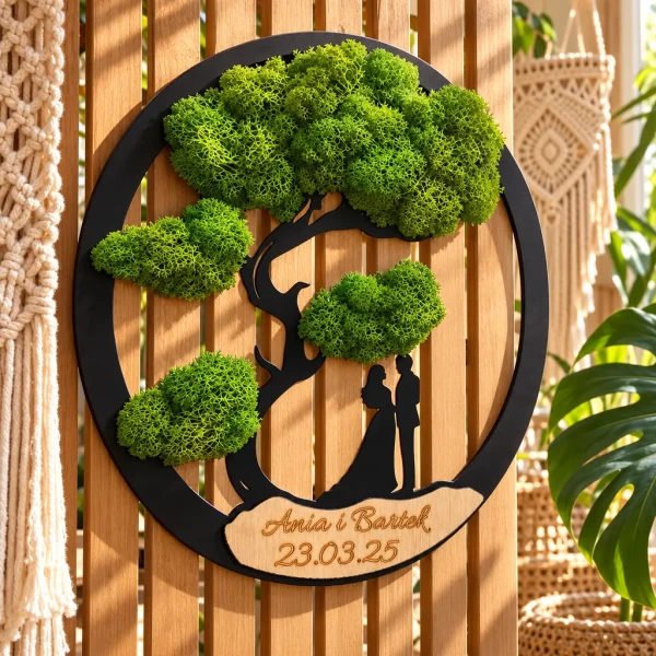 Obraz z Mchu Chrobotka Personalizowany - Para młoda pod drzewem bonsai z Grawerem 11.webp