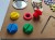 TABLICA MANIPULACYJNA SENSORYCZNA MONTESSORI PERSONALIZOWANA BRĄZOWA DUŻA